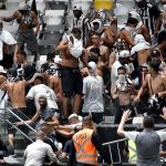 Torcedores do Atlético invadem campo e agridem seguranças após derrota para o Flamengo