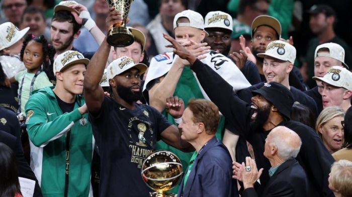 Jaylen Brown com o troféu de MVP das finais da NBA