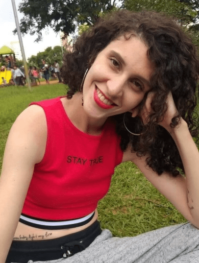 Segundo a melhor amiga, Bruna vestia uma blusa vermelha e uma calça preta