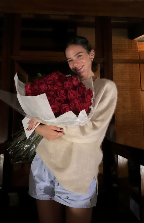 Bruna Marquezine postou foto com buquê e depois apagou 