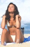 Bruna Marquezine pensativa na praia