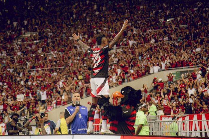 Bruno Henrique celebra 100º gol com a camisa do Flamengo
