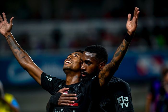 Bruno Henrique comemora com Gerson: o atacante abriu o placar no Mangueirão