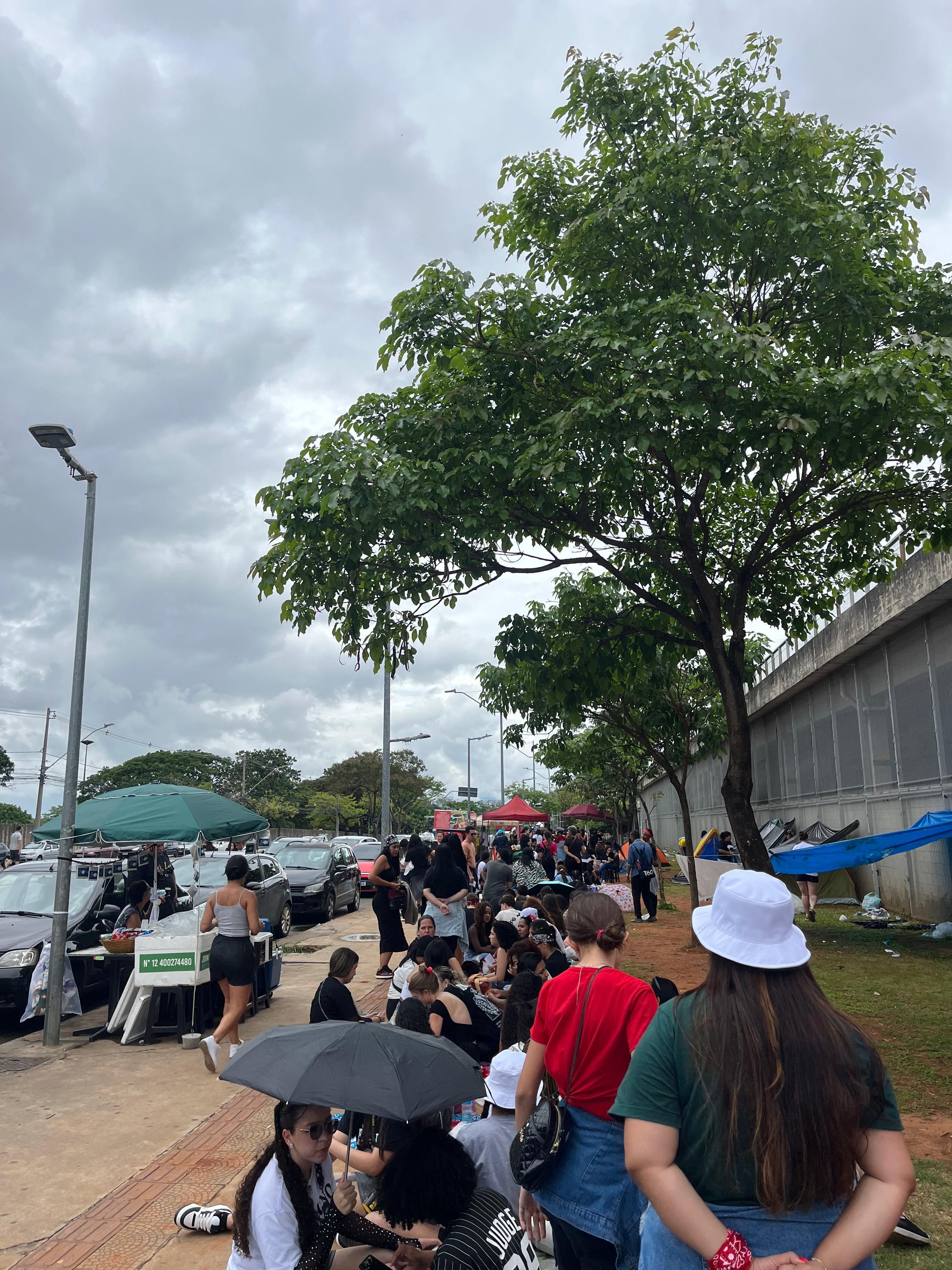 Vídeo: debaixo de chuva, fãs já fazem fila para show de Bruno Mars no Mineirão