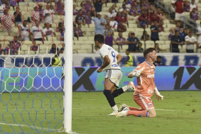 Bruno Rodrigues tocou na saída de João Ricardo e fez gol da vitória do Cruzeiro contra o Fortaleza, no Castelão