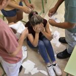 Meninas são mais vítimas de violência e sentem mais solidão em escolas