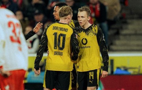 Comemoração de Brandt e Beier em Colônia 1 x 2 Borussia Dortmund, pela Bundesliga 2025/2026