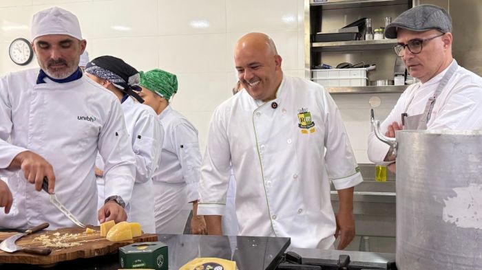 Produtor Henrique Lamim com alunos e professor do curso de gastronomia 
