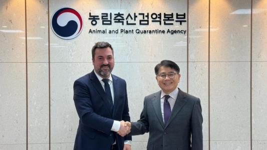 Secretário de Comércio e Relações Internacionais, Luís Rua e comissário Choi Jung-Rok da Agência de Quarentena Animal e Vegetal (APQA)
