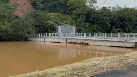 Rio Paraibuna quase transbordando em Juiz de Fora, na Zona da Mata mineira