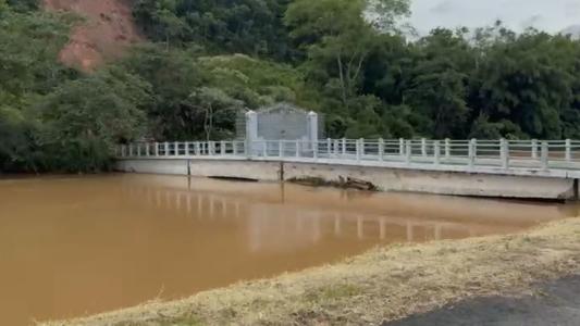 Rio Paraibuna quase transbordando em Juiz de Fora, na Zona da Mata mineira