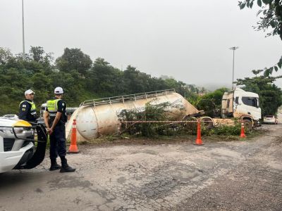 Carreta atravessa pista após aquaplanagem no Anel Rodoviário de BH; ninguém se feriu