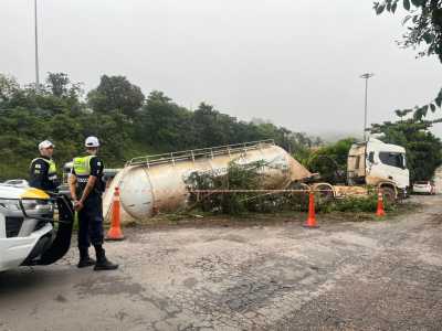 Carreta atravessa pista após aquaplanagem no Anel Rodoviário de BH; ninguém se feriu