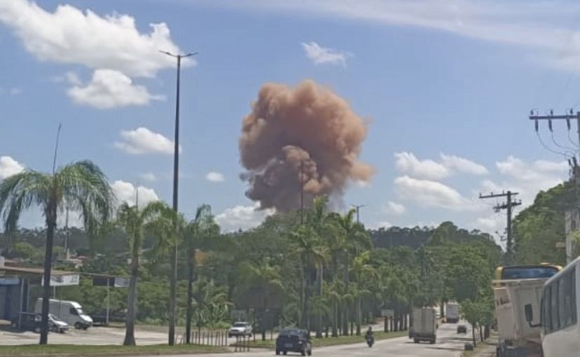 Usiminas se posiciona sobre fumaça, vista por populares em Ipatinga