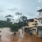 Rio das Velhas sobe para 5 metros e alaga ruas de Raposos, na Grande BH