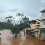 Rio das Velhas sobe para 5 metros e alaga ruas de Raposos, na Grande BH