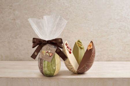 Ovo Dreams em fatias da Cacau Show com três sabores em um fundo bege