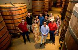Imagem mostra enormes tonéis onde é armazenada a Cachaça Caribé