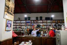 Imagem mostra visitantes conhecendo as instalações da cachaçaria
