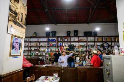 Imagem mostra visitantes conhecendo as instalações da cachaçaria