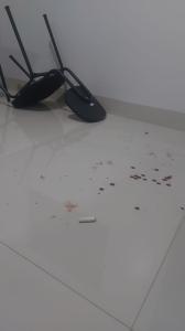 Cadeira usada pela funcionária para se defender do agressor