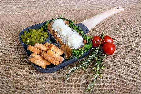 Picadinho de carne bovina, acompanhado de sunomono de talo de couve, torradas e finalizado com nuvem de queijo parmesão.