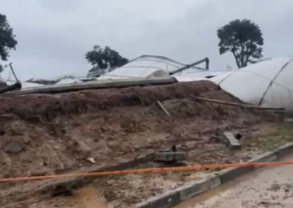 Três residências foram atingidas e cerca de dez veículos sofreram algum tipo de dano