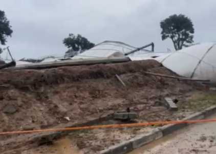 Três residências foram atingidas e cerca de dez veículos sofreram algum tipo de dano