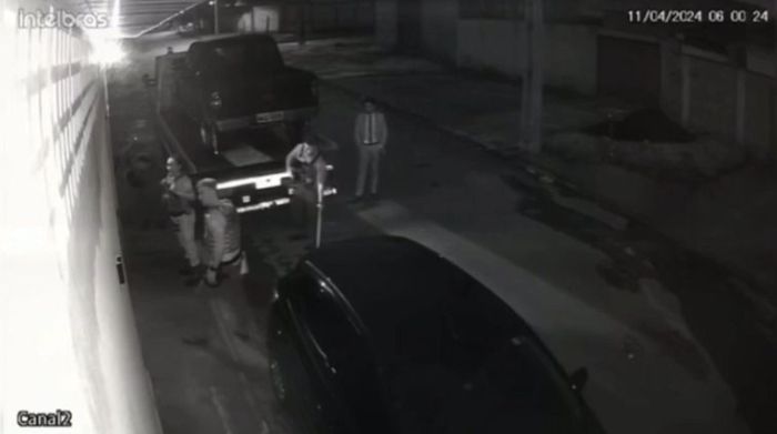 Vídeo: policiais arrombam e invadem casa por engando durante cumprimento de mandado.