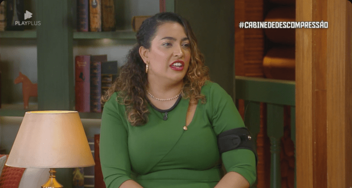 Camila fica indignada ao descobrir que amigas não tentaram salvá-la da Roça