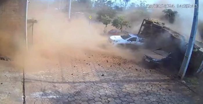 O veículo caiu em cima de dois carros, mas não houve vítimas além do condutor do caminhão que teve escoriações pelo corpo.