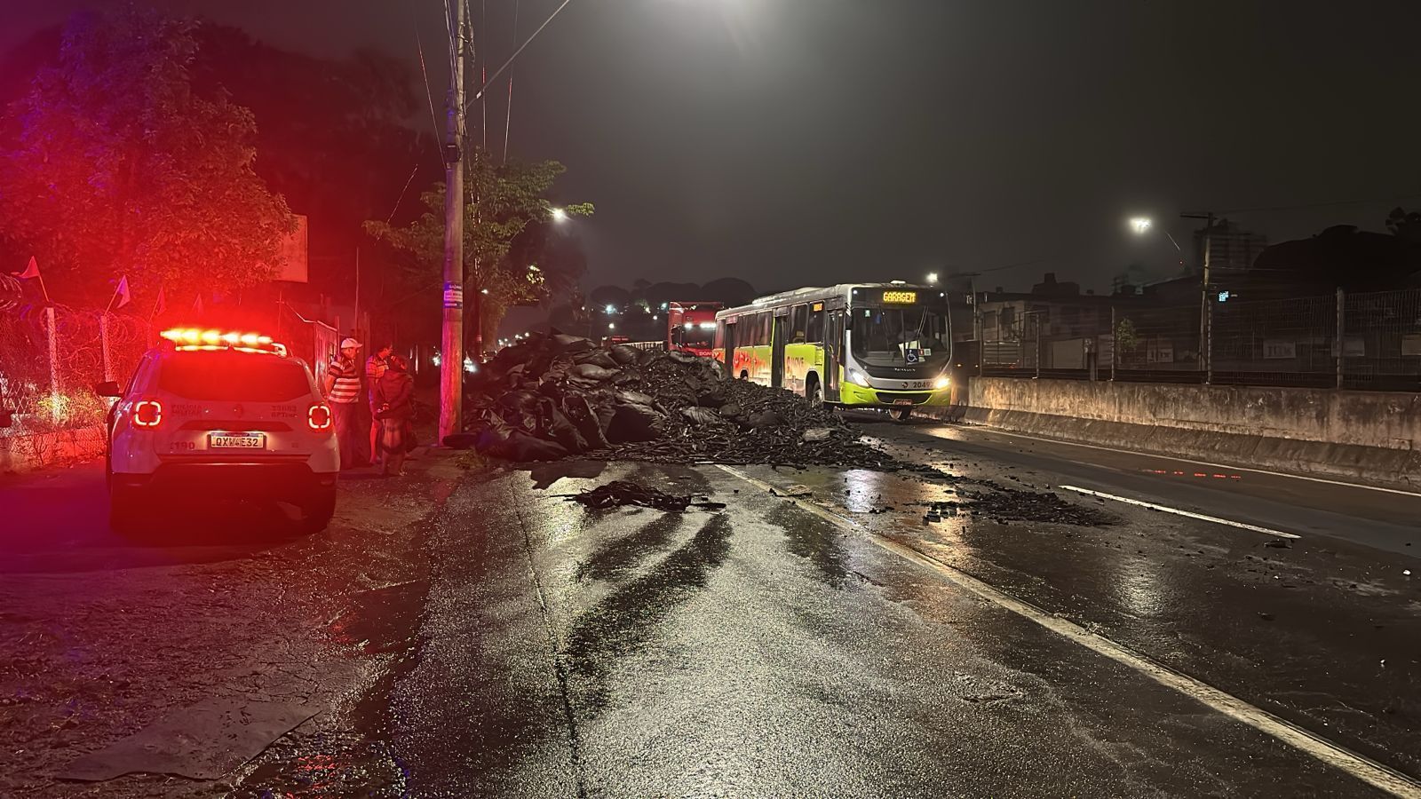 Caminhão com carvão derrapa, tomba e interdita Avenida Cristiano Machado; veja vídeo