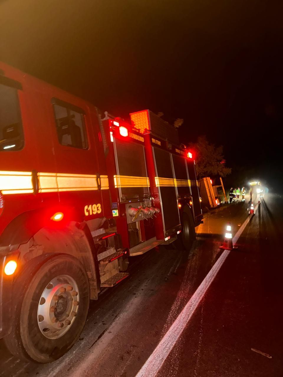 Motorista morre após tombamento de caminhão carregado com carvão na BR-135, em Buenópolis, no Norte de Minas