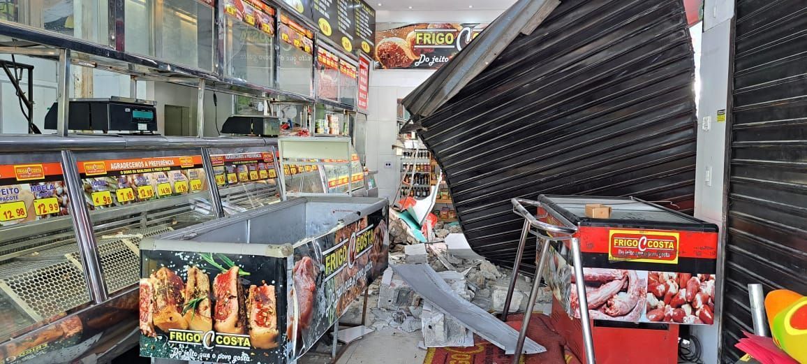 Homem que morreu prensado por caminhão na porta de açougue voltava do trabalho