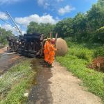 Caminhão de óleo vegetal tomba após motorista desviar de motociclista em Montes Claros