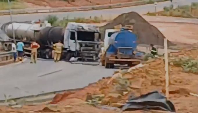 Caminhão-tanque tem chamas controladas na BR-381.