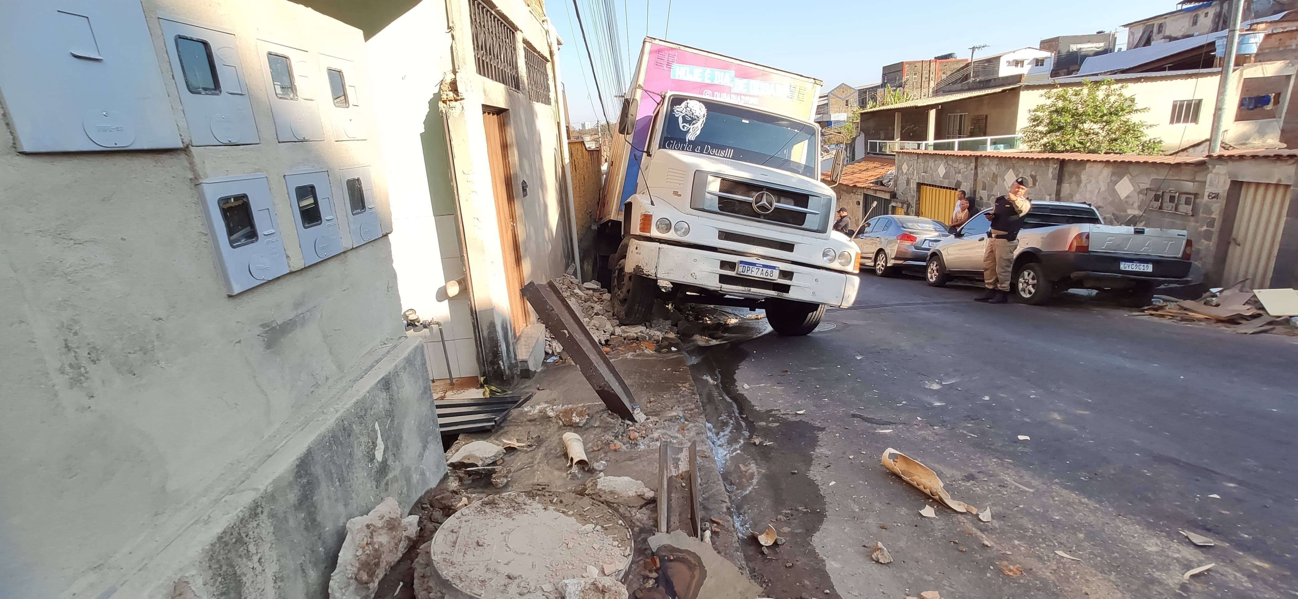 Caminhão-baú tenta subir rua, volta de ré e atinge casa em BH
