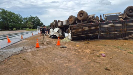 Caminhoneiro morre após carreta carregada com grãos capotar na BR-365, em Minas Gerais