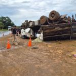 Caminhoneiro morre após carreta carregada com grãos capotar na BR-365, em MG