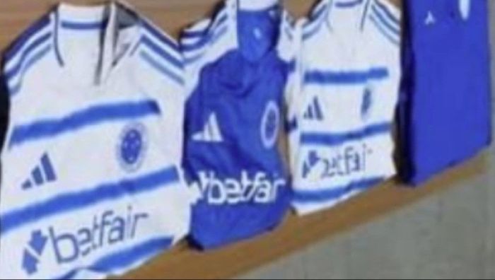Imagem vazada em 3 de abril de 2025, após operação policial, divulgou a camisa reserva do Cruzeiro para 2025
