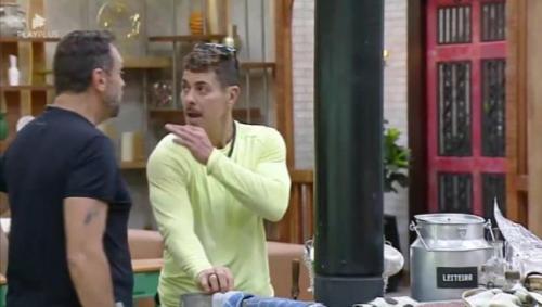 Albert persegue Sacha e provoca peão