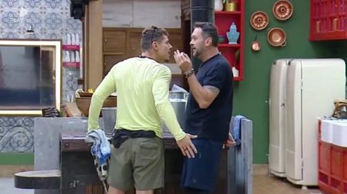 Albert persegue Sacha e provoca peão