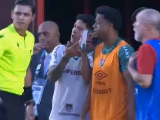 Cano mostra o celular para o árbitro