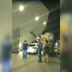 Vídeo: marquise de posto de gasolina desaba e assusta pedestres no Rio