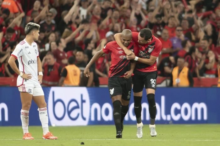 Fernandinho na comemoração do gol do Furacão