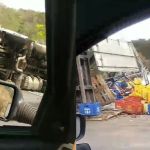 Caminhão de bebidas tomba e complica o trânsito na BR-381 em Sabará