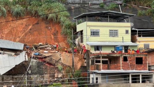 Bombeiros procuram por casal de idosos soterrado após tempestade em Juiz de Fora