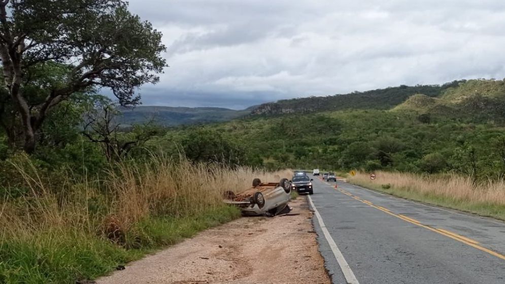 Mulher de 30 anos morre após carro capotar na MGC-259 na Região Central de Minas