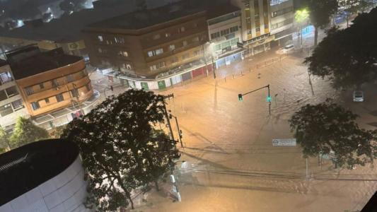 Nova tempestade alaga ruas de Juiz de Fora na noite desta quarta (25)