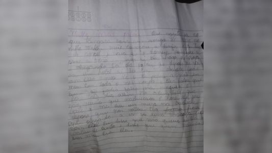 Mãe é presa suspeita de vender filha para pedófilo após criança relatar os abusos em carta